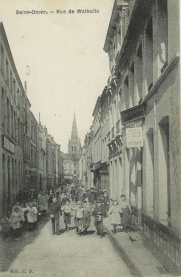 Cette rue qui relie la rue Carnot à la rue de Dunkerque était spécialisée dans le travail et la vente des fourrures. On apperçoit dans le fond l'église St Sépulcre.